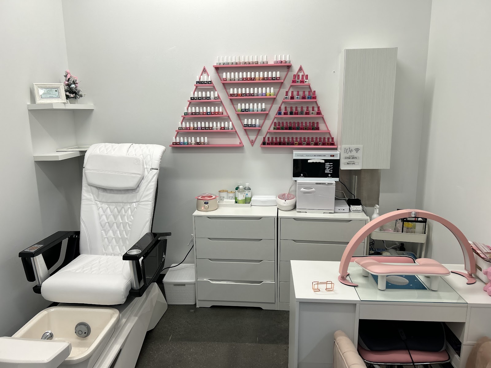 Nails By Hannah logo